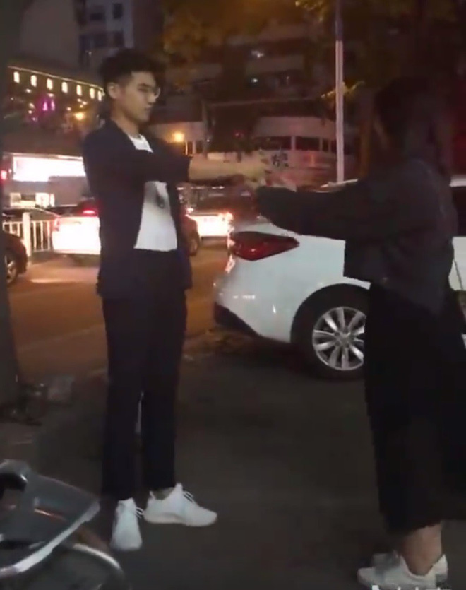 Sự thật phũ phàng của trào lưu vòng tay ôm kiếm gấu hot nhất mùa đông